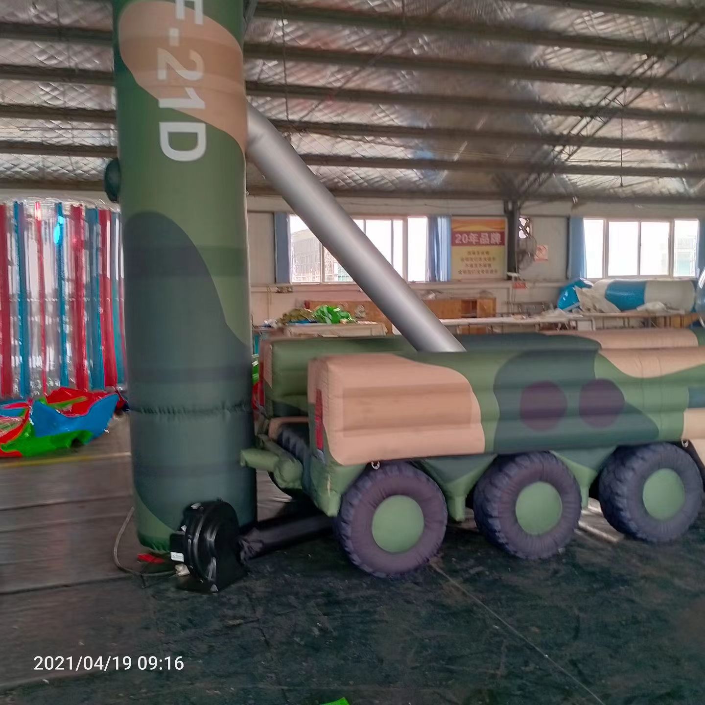 上高军事演习中的充气目标车辆：模拟发射车雷达车坦克飞机